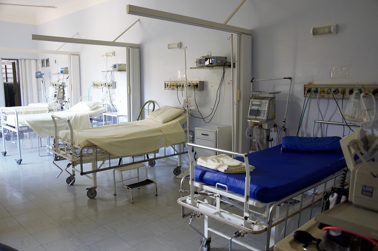 【GTESｰD-2】hospital-1802679_1280