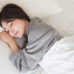 睡眠・女性・バスローブ